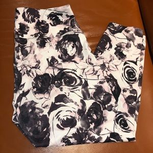Balance Collection Floral Pattern Cropped Leggings